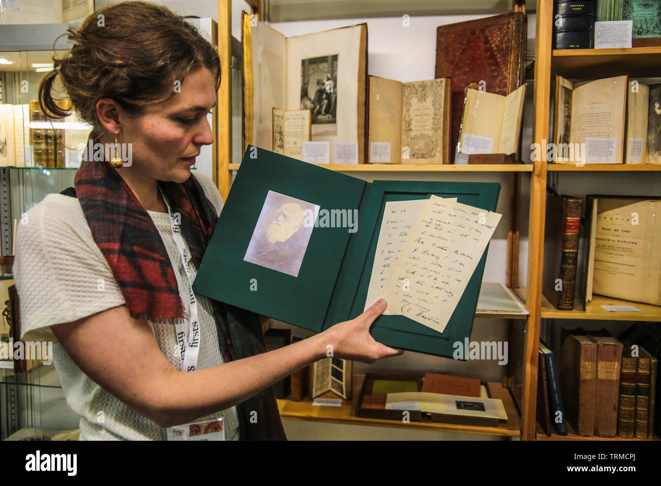 London, Großbritannien. 09 Juni, 2019. Premieren - London's seltene Buch Fair an der Battersea Park. Charles Darwin Autogramm unterzeichneten Brief an Henry Lee. Dezember 23, 1871.25 Linien mit Tinte geschrieben am rectos nur; erste Blatt mit gedruckten Briefkopf 'Down, Beckenham, Kent." Mit original Umschlag gestanzt und abgestempelt wurden. Brief und Briefumschlag sowohl in gutem Zustand und vollständig lesbar. Benutzerdefinierte Quartal leder Aktentasche mit Einfügung portrait. Eine kurze, aber charakteristische Brief an den Naturforscher Henry Lee Bestätigung der Identifikation von Exemplaren der Lepas anatifera, die pelagischen Schwanenhals barnacle. Credit: Paul Quezada Stockfoto