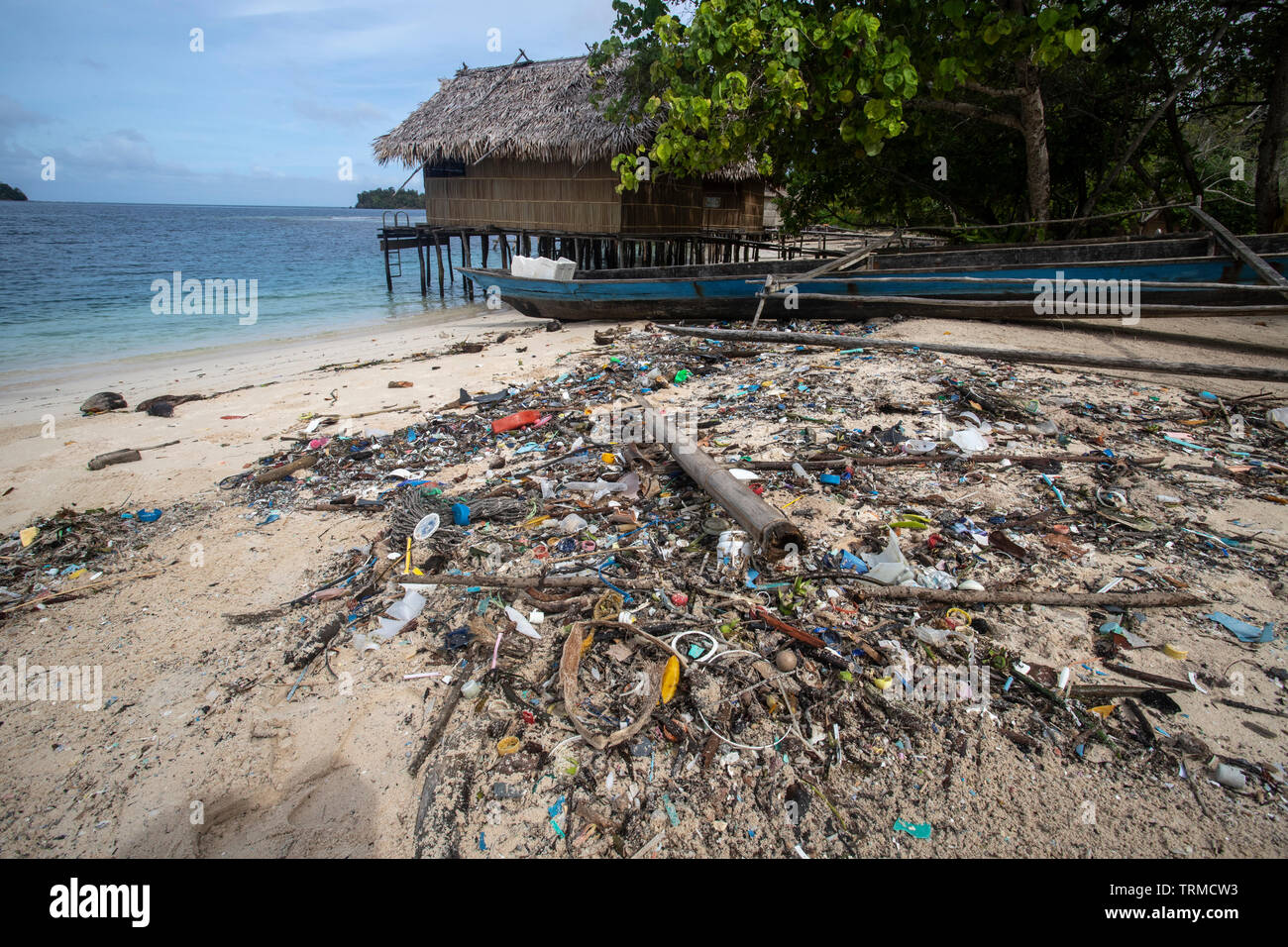 Kunststoff marine müll entleert auf den Strand in einem Tag in Manyaifun auf der sialnd von Batang Pele, West Waigeo, Raja Ampat, Indonesien. Stockfoto