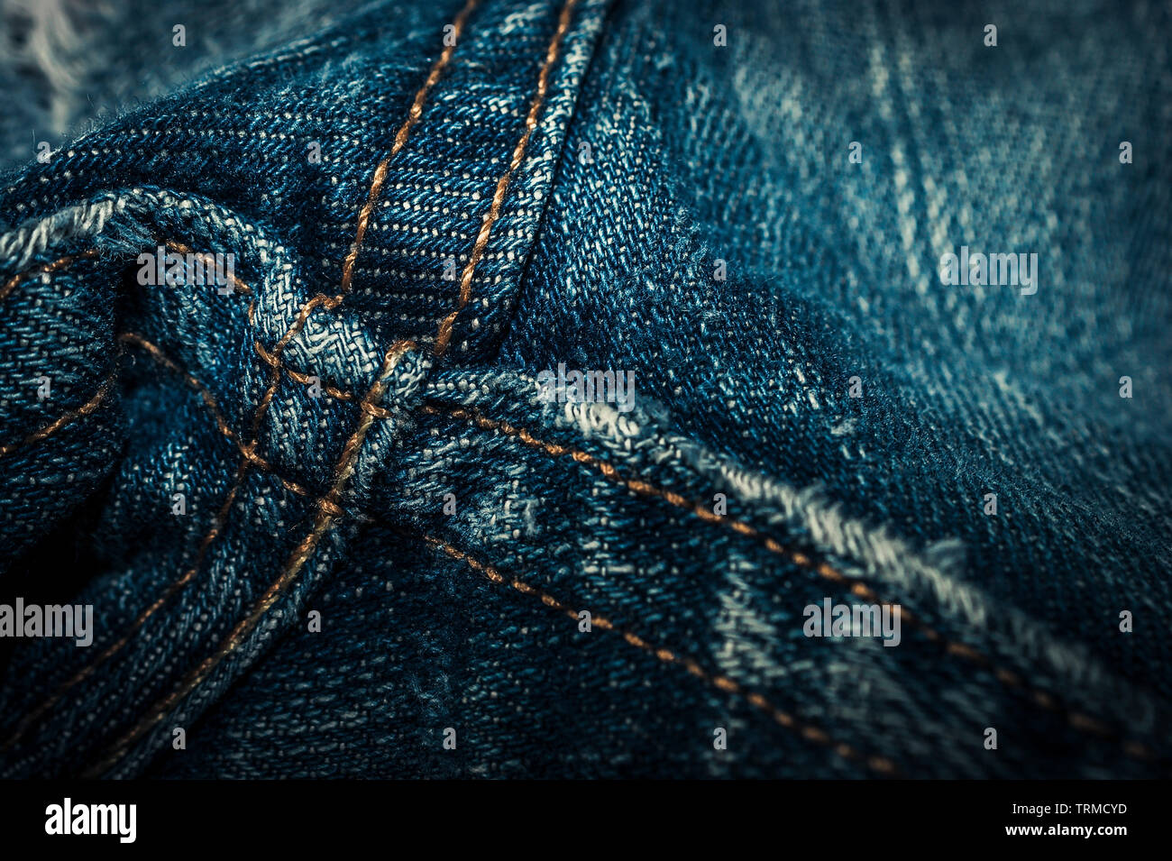 Nahaufnahme von Jeans Schrittgurt Punkt Doppelnähten. Denim Stitching Detail. Stockfoto