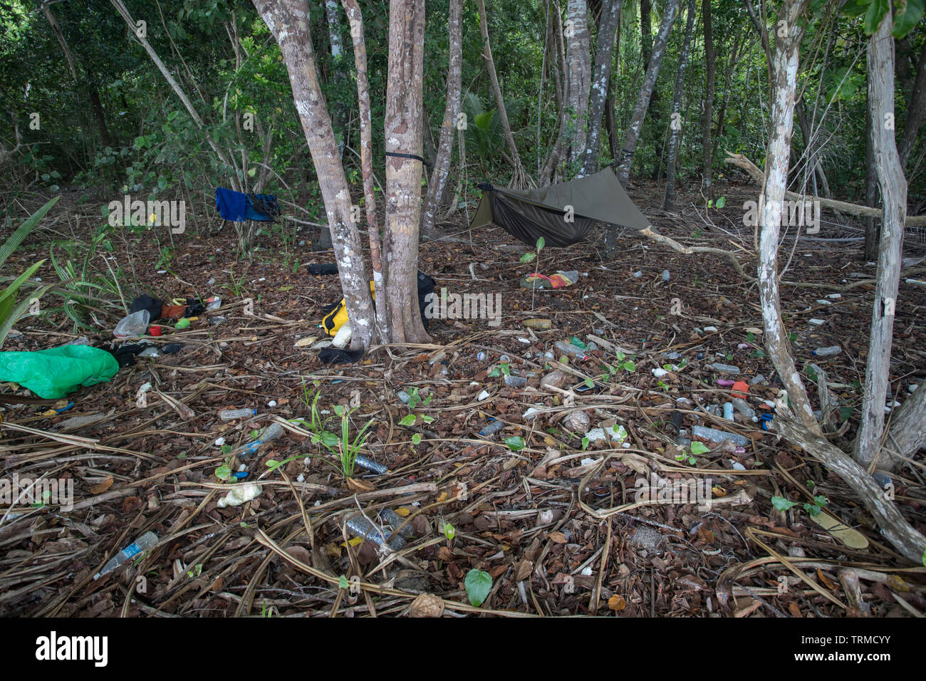 Kunststoff marine Müll um meinen Campingplatz auf Kawe Island, West Waigeo, Raja Ampat, Indonesien verteilt. Stockfoto