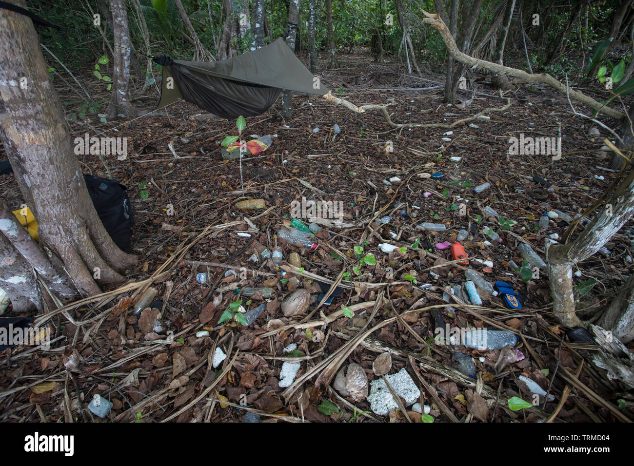 Kunststoff marine Müll um meinen Campingplatz auf Kawe Island, West Waigeo, Raja Ampat, Indonesien verteilt. Stockfoto