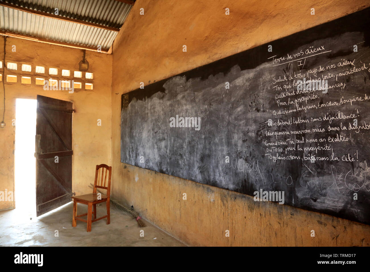 Chaise et Tabouret de Bois dans une Salle de classe. Ecole Primaire. Abkommen von Lomé. Togo. Afrique de l'Ouest. Stockfoto