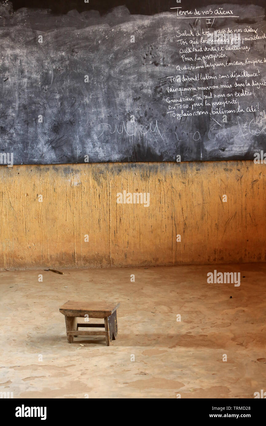 Tableau noir et Tabouret de Bois dans une Salle de classe. Ecole Primaire. Abkommen von Lomé. Togo. Afrique de l'Ouest. Stockfoto
