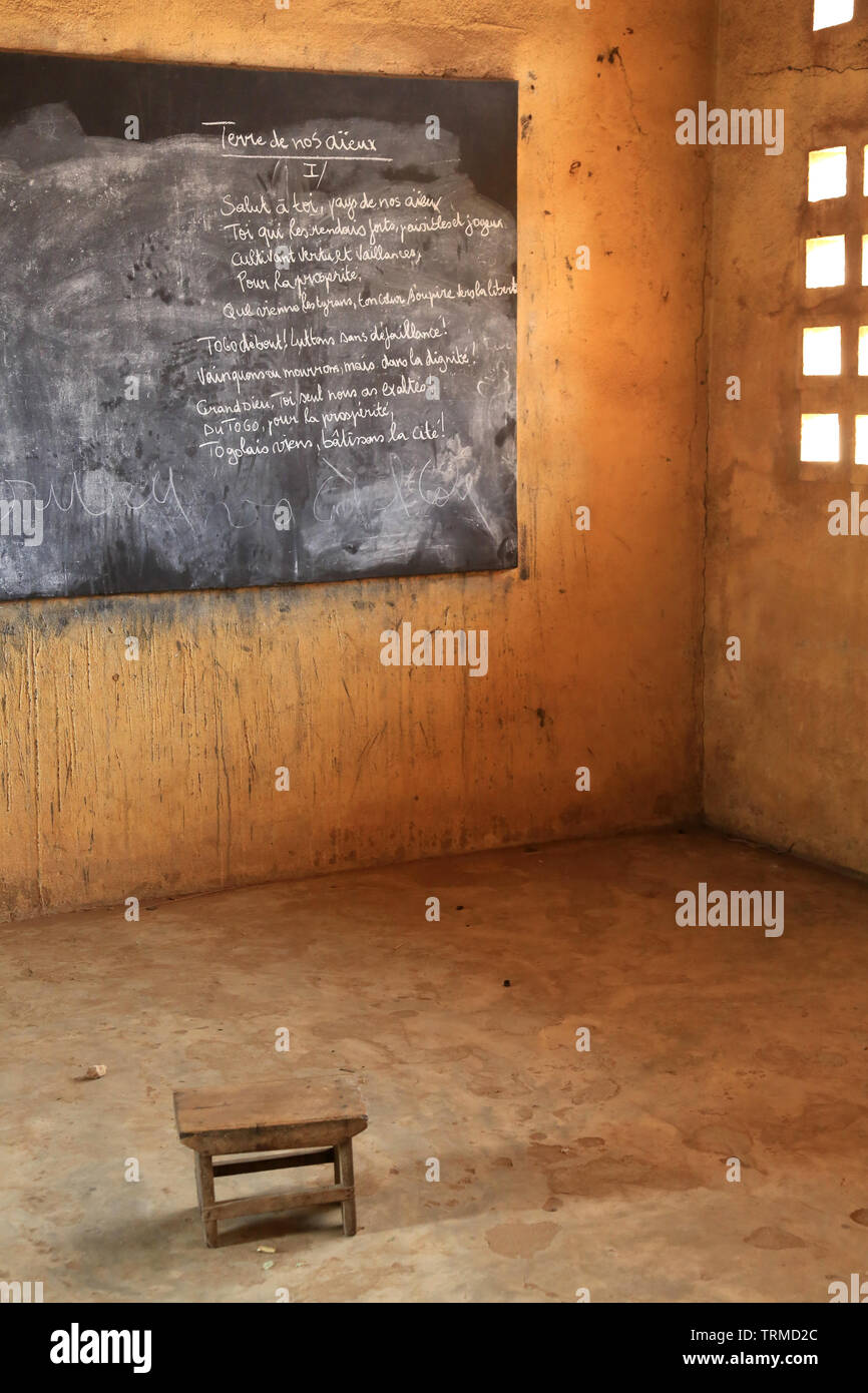 Tableau noir et Tabouret de Bois dans une Salle de classe. Ecole Primaire. Abkommen von Lomé. Togo. Afrique de l'Ouest. Stockfoto