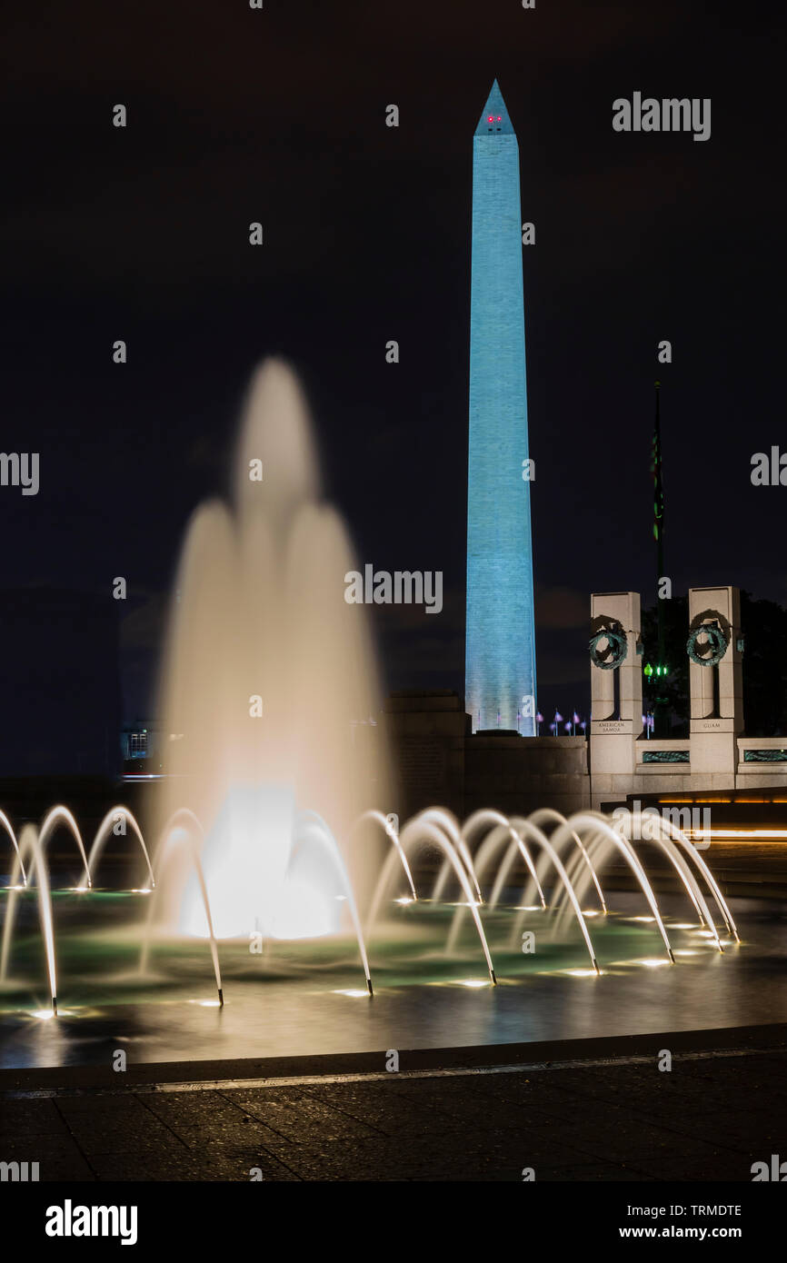 WW II Memorial, Washington Monument in der Nacht auf der National Mall in Washington, DC Stockfoto