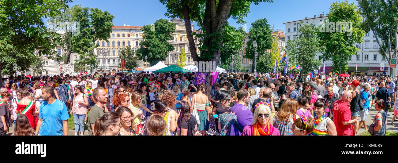 Triest Italien - 8. JUNI 2019 GAY PRIDE PARADE FVG LGBT März Förderung von Gleichheit und Toleranz in einer Küstenstadt in Triest Stockfoto