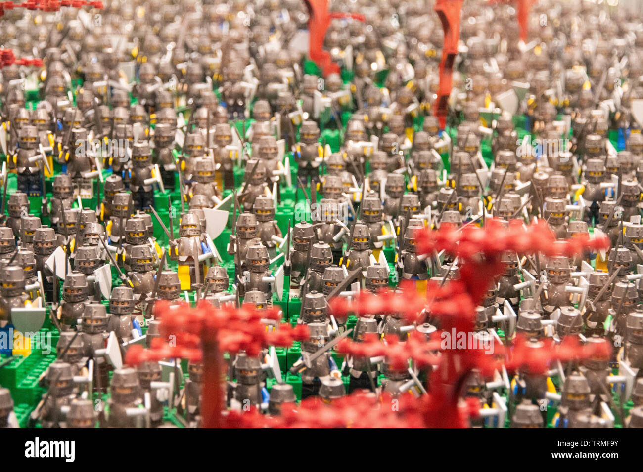 Blick von einer sehr großen LEGO Minifigur Armee Diorama. LEGO Ausstellung 2019, Budapest, Ungarn. Stockfoto