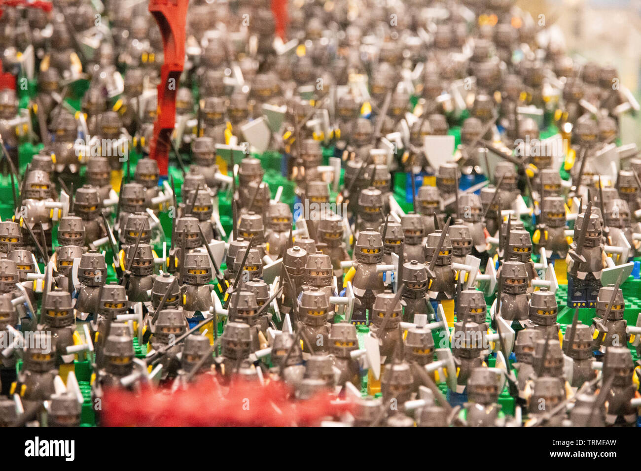 Blick von einer sehr großen LEGO Minifigur Armee Diorama. LEGO Ausstellung 2019, Budapest, Ungarn. Stockfoto