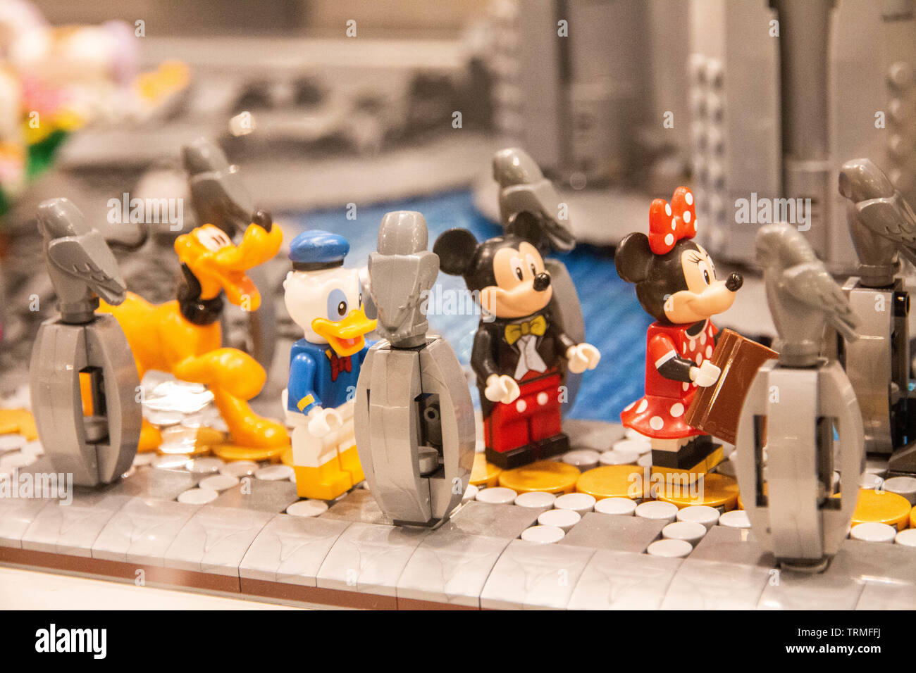 LEGO Disney Schloss Diorama mit Mickey, Minnie, etc. LEGO Ausstellung 2019, Budapest, Ungarn. Stockfoto