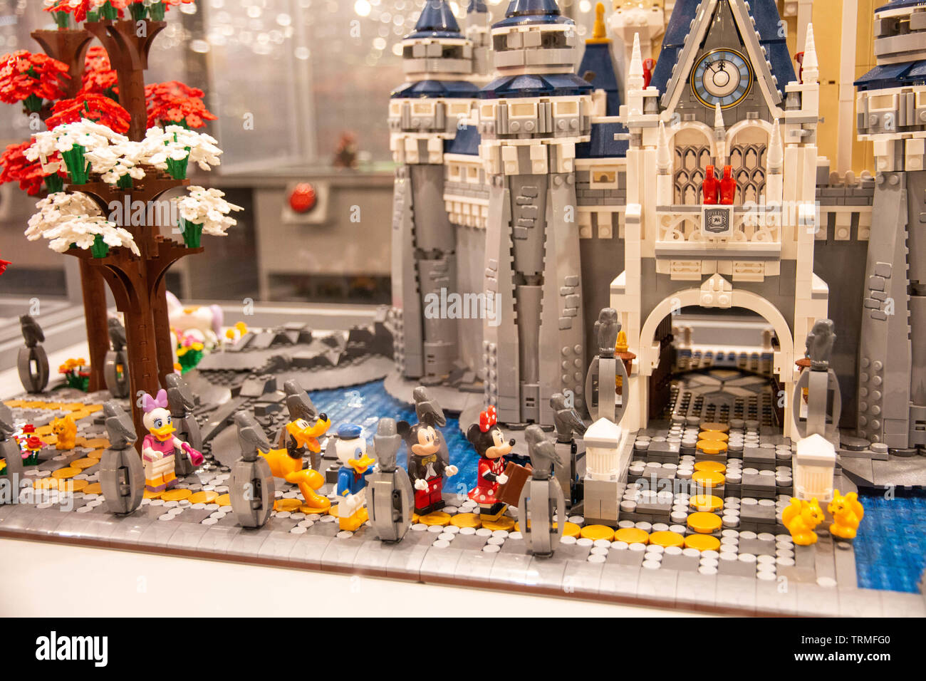 LEGO Disney Schloss Diorama mit Mickey, Minnie, etc. LEGO Ausstellung 2019, Budapest, Ungarn. Stockfoto