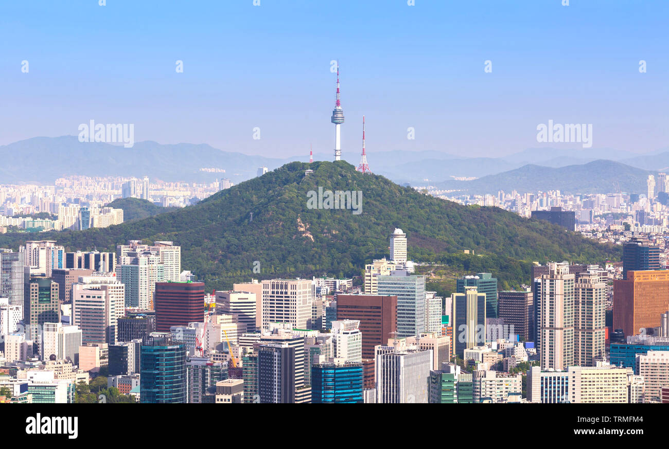 Stadt Seoul und N Seoul Tower und Wolkenkratzer, schöne Stadt in der Nacht, Südkorea. Stockfoto