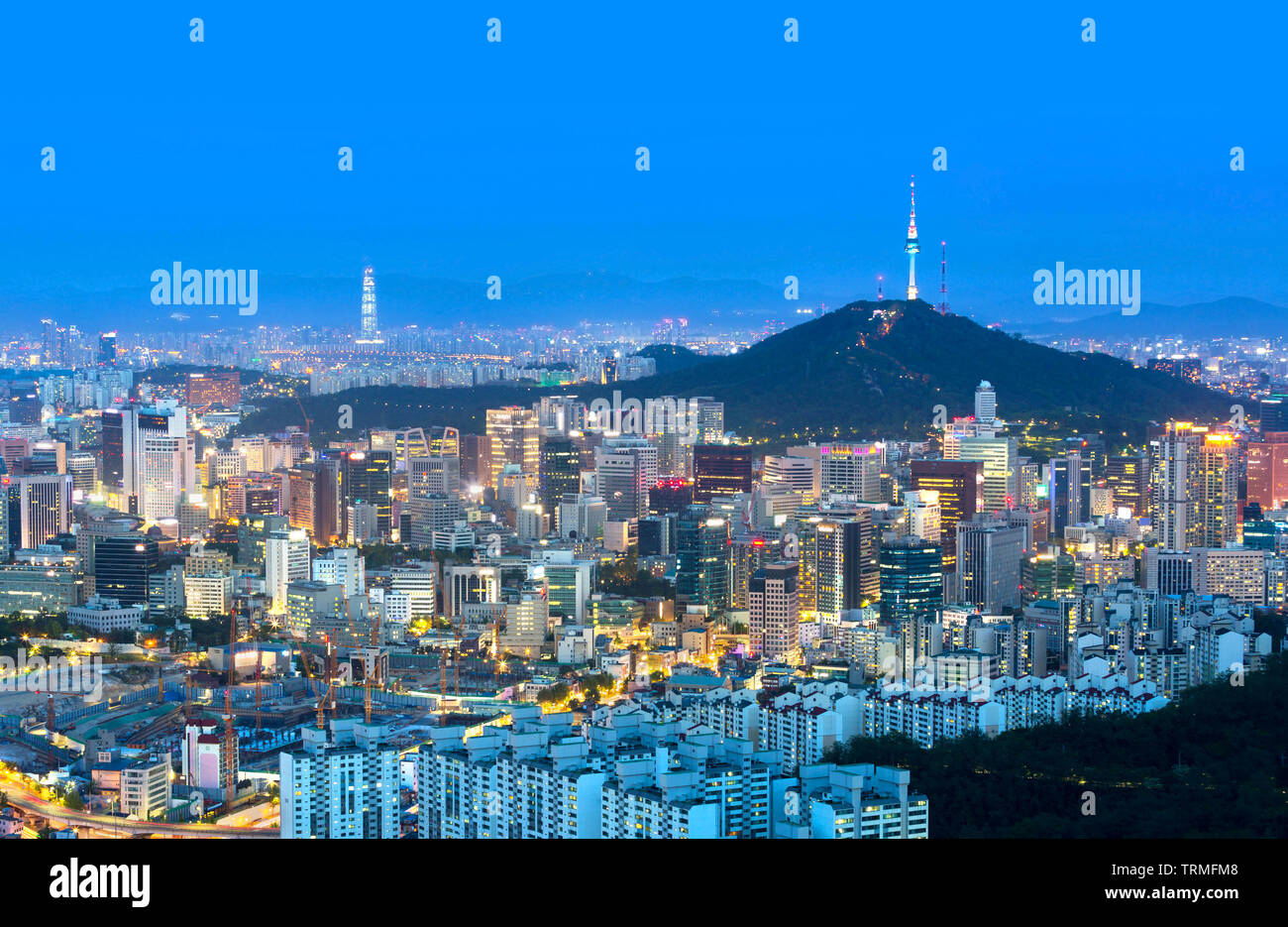 Stadt Seoul und N Seoul Tower und Wolkenkratzer, schöne Stadt in der Nacht, Südkorea. Stockfoto