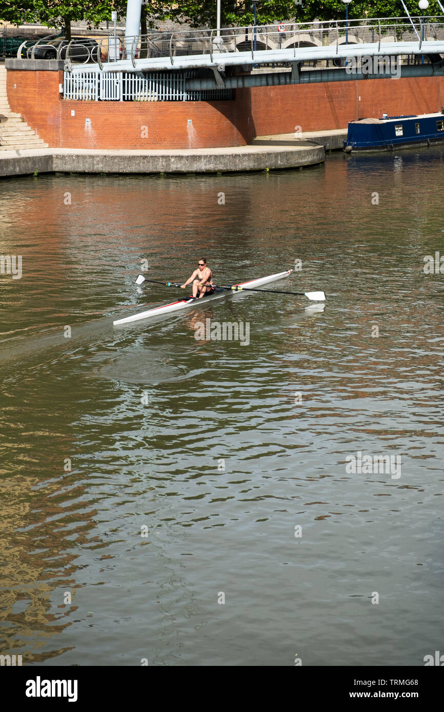Man Rudern auf dem Fluss Avon von Temple Meads in Bristol. Stockfoto
