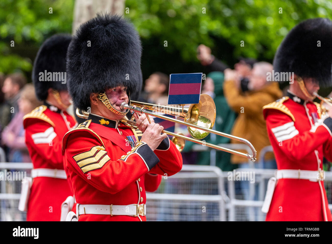 Band der Grenadier Guards Marching Band on the Mall, London, UK während Trooping the Colour 2019. Kleiden Sie sich in Uniformen. Posaunenspieler Stockfoto