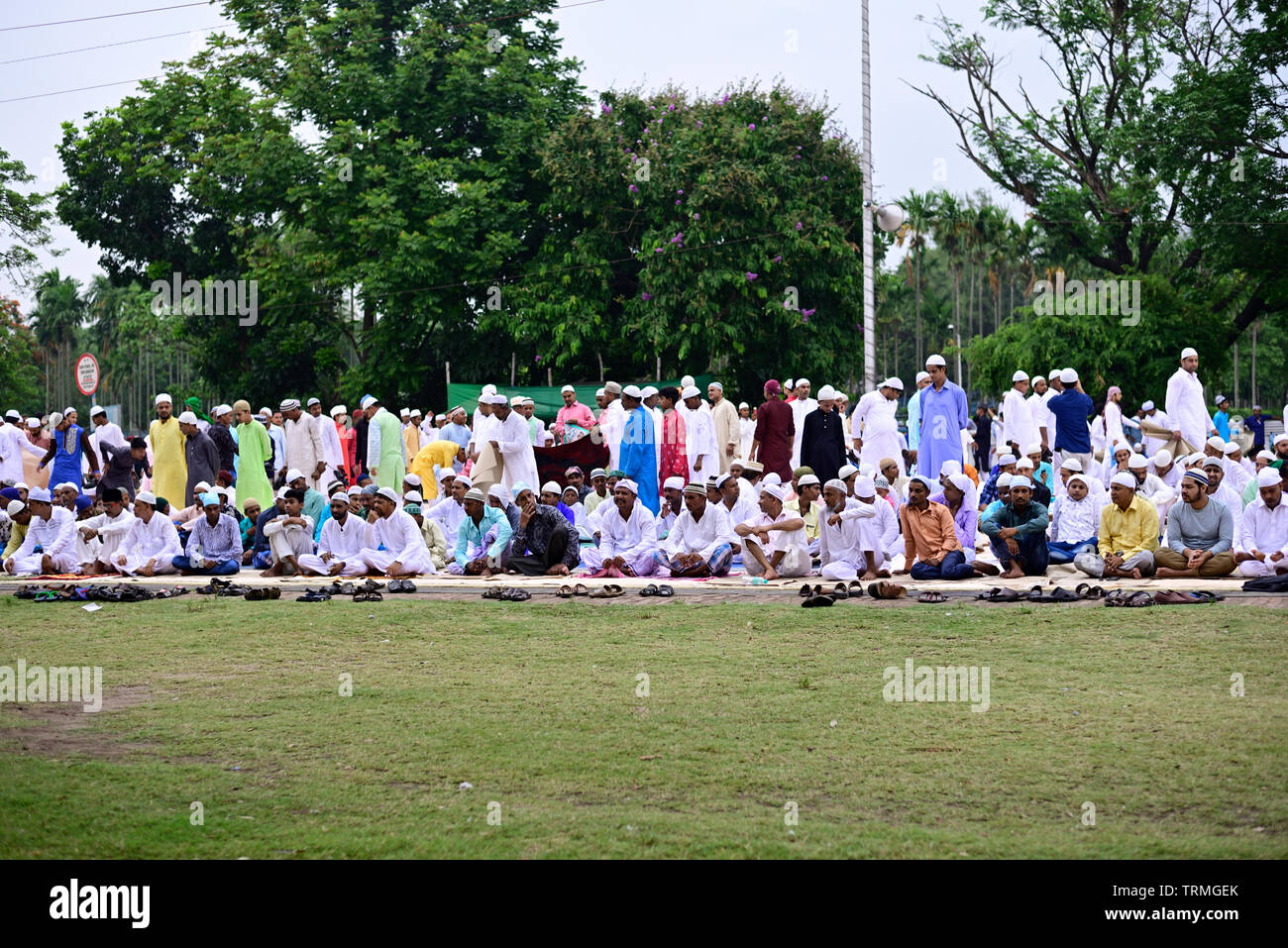 Kalkutta, Indien - 5. Jun 2019: Muslimische Menschen feiern Eid al fitar. Nach dem Lesen von eid ul fitr namaz gehen die Leute Stockfoto