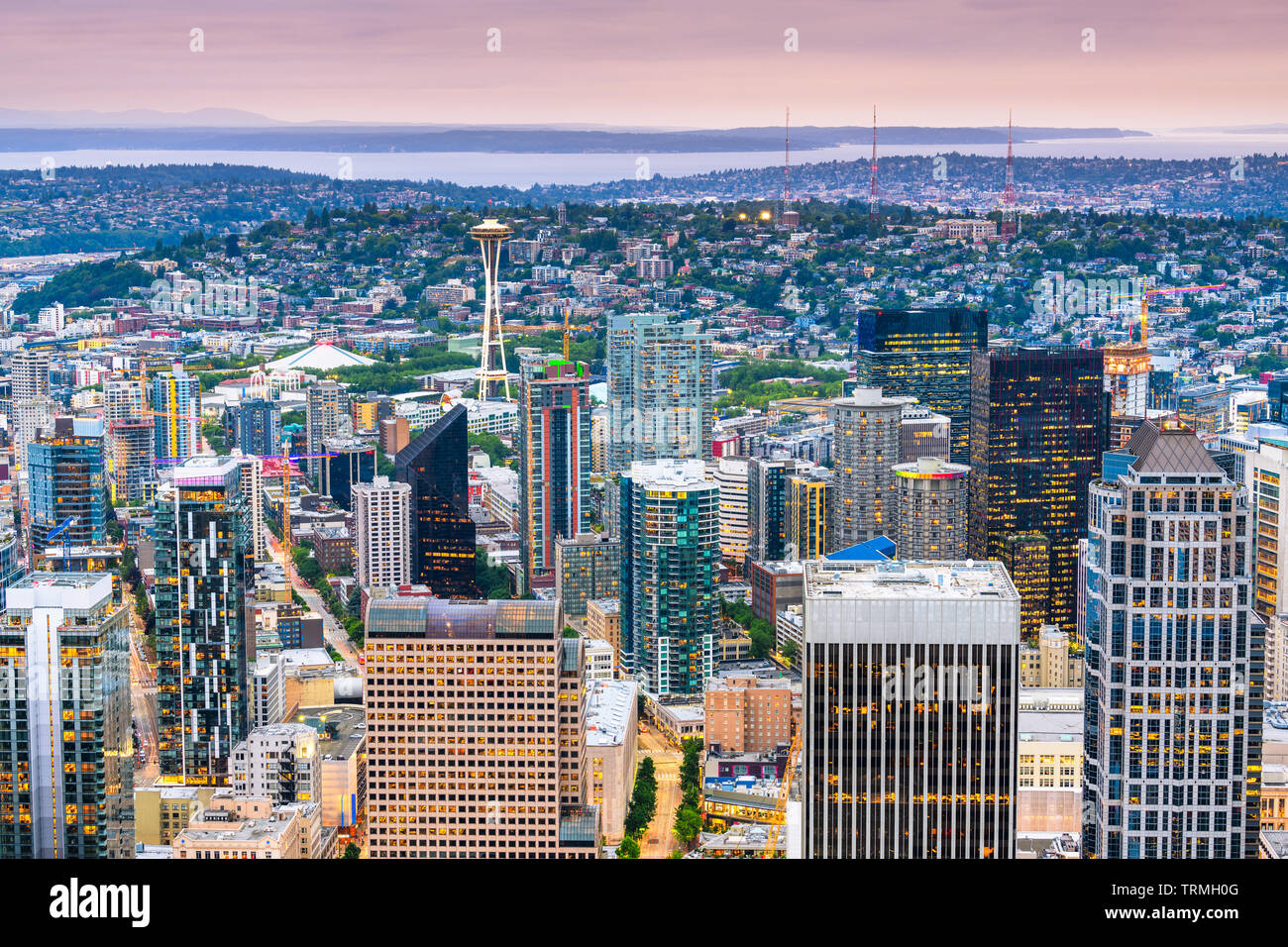 Seattle, Washington, USA Downtown Skyline von oben in der Abenddämmerung. Stockfoto
