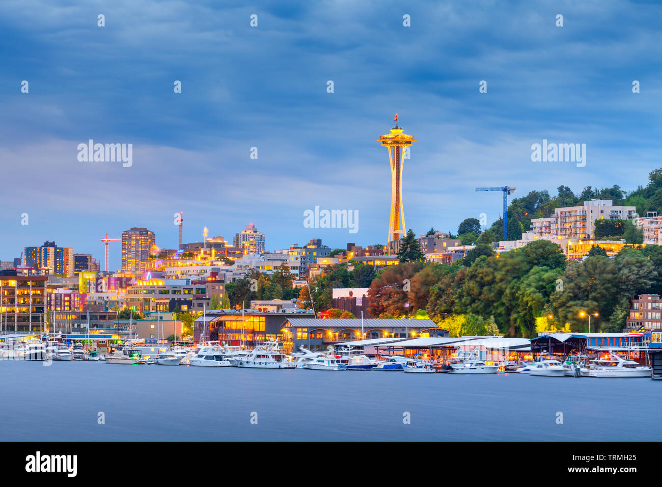 Seattle, Washington, USA Skyline auf den Union See in der Abenddämmerung. Stockfoto