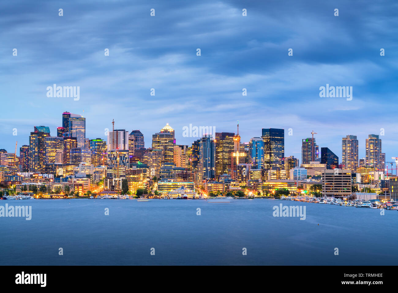 Seattle, Washington, USA Skyline auf den Union See in der Abenddämmerung. Stockfoto