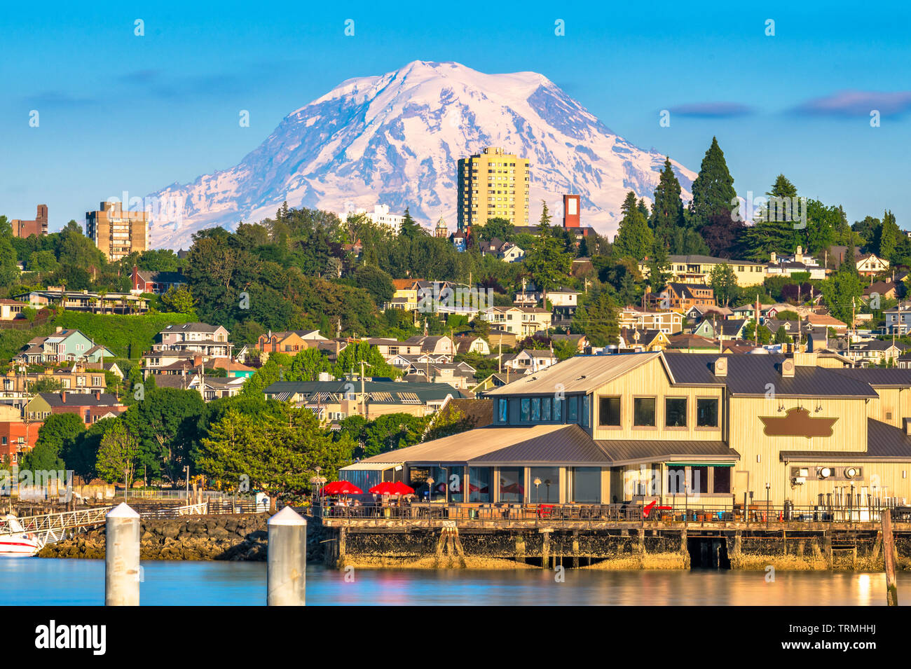 Tacoma, Washington, USA mit Mt. Rainier in der Ferne auf Beginn Bay. Stockfoto