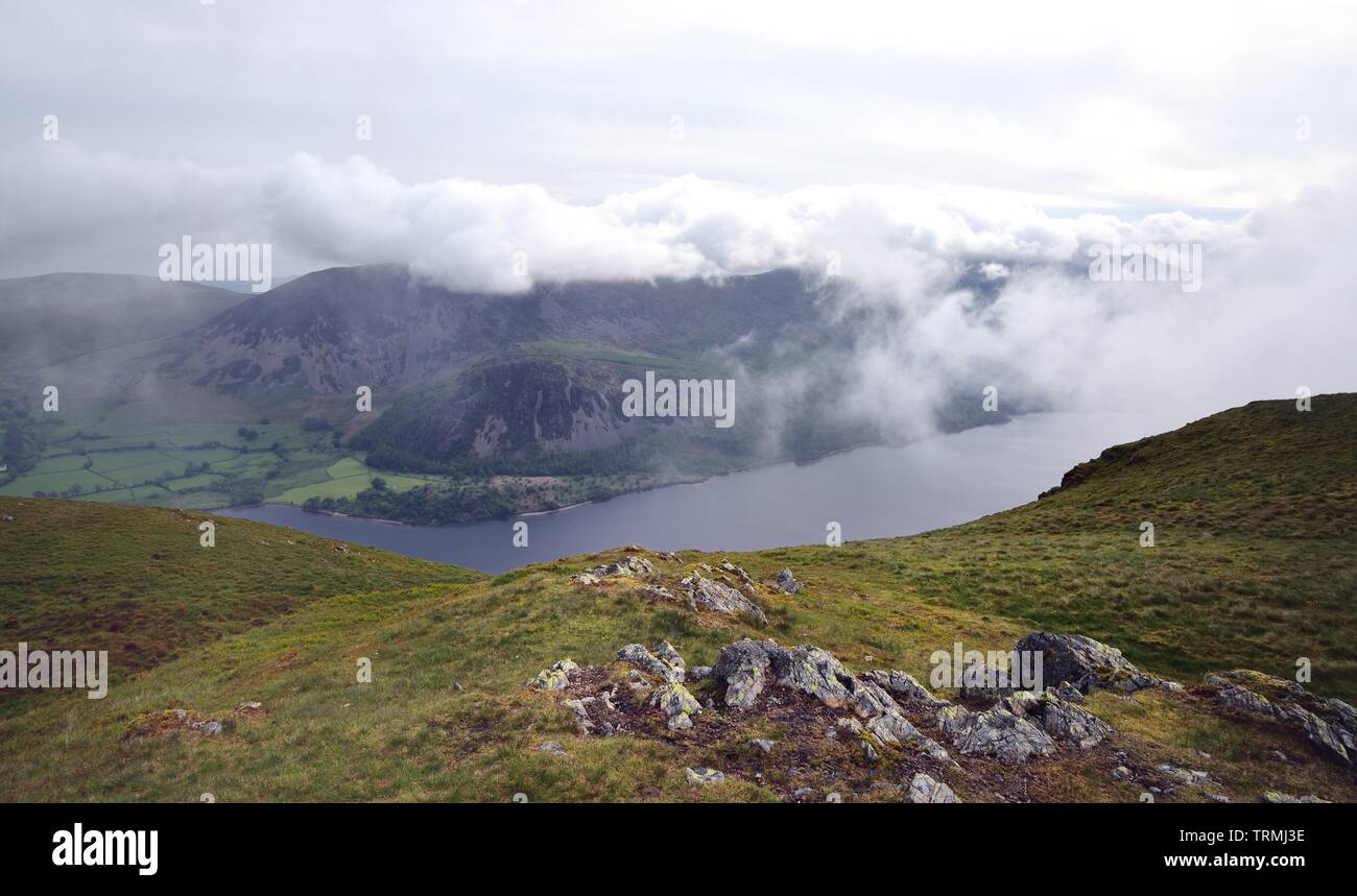 Niedrige Nebel über Ennerdale Water Stockfoto