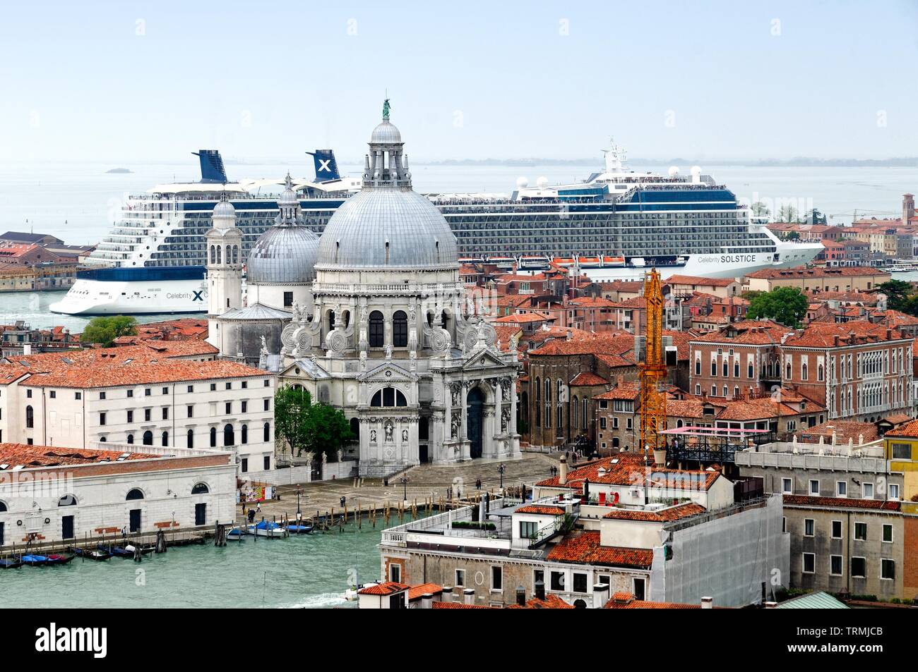 Die Dächer von Venedig durch eine große Kreuzfahrtschiffe in den Hafen entlang des Canale della Giudecca dominiert, Italien Europa Stockfoto
