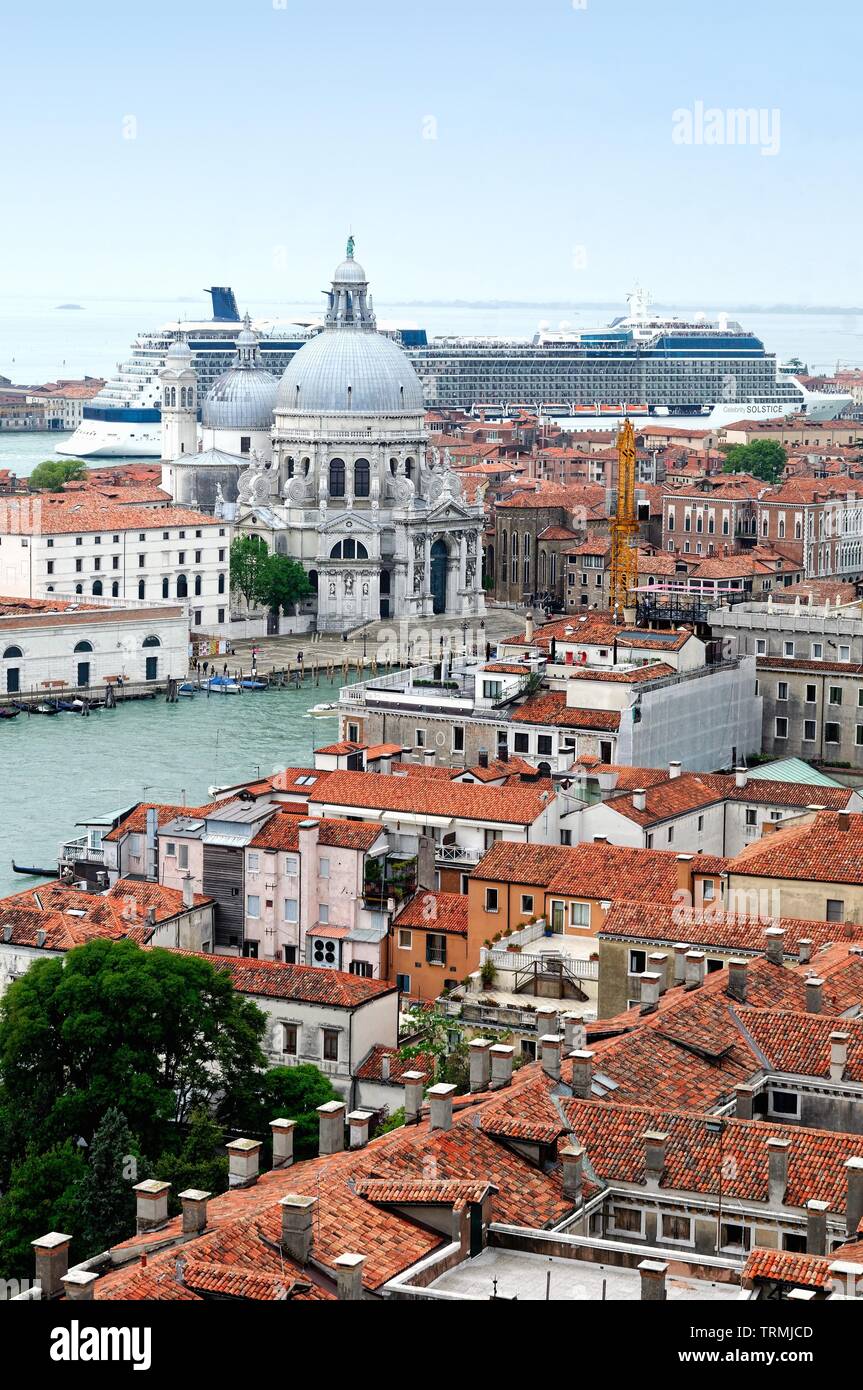 Die Dächer von Venedig durch eine große Kreuzfahrtschiffe in den Hafen entlang des Canale della Giudecca dominiert, Italien Europa Stockfoto