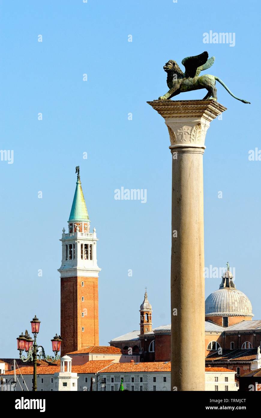 Der Löwe Spalte in San Marco Platz mit der Kirche San Giorgio Maggiore im Hintergrund, Venedig Italien Europa EU Stockfoto