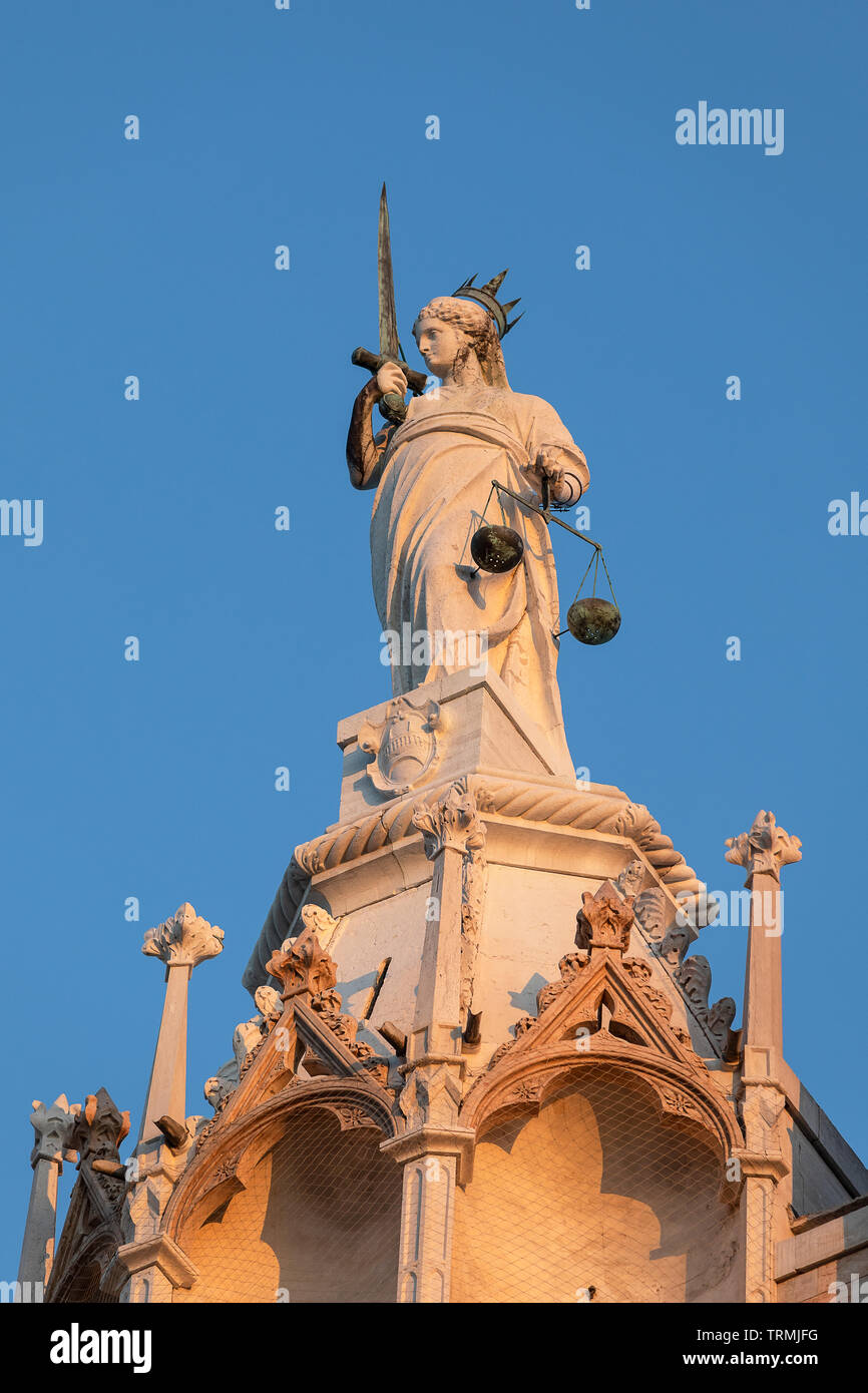 Statue von Gerechtigkeit auf Dogenpalast Stockfoto