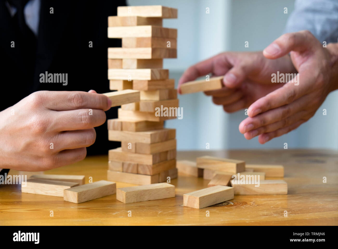 Unternehmer Kommissionierung Holzblöcke die fehlenden Holzblöcke zu füllen und schützen die Holzblöcke zu scheitern. Wachsende Unternehmen Konzept. Stockfoto