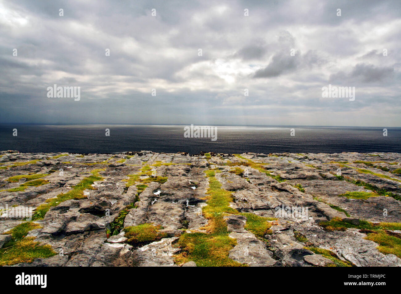 Atemberaubende Aussicht auf das Meer von Dun Aengus, Dun Aonghasa, die prähistorische Festung auf dem höchsten Punkt von Inishmore, Aran Inseln in Ir Stockfoto