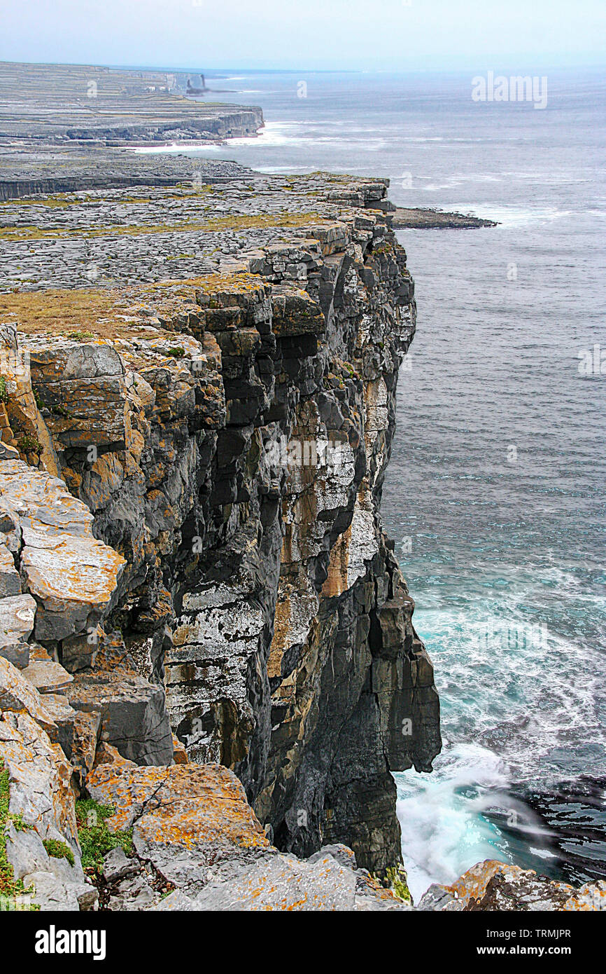 Atemberaubende Aussicht auf das Meer von Dun Aengus, Dun Aonghasa, die prähistorische Festung auf dem höchsten Punkt von Inishmore, Aran Inseln in Ir Stockfoto