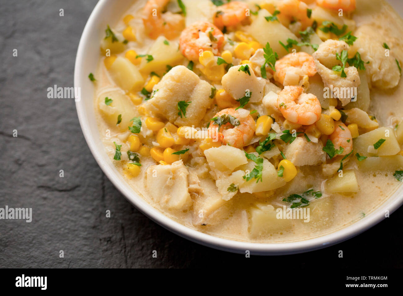 Ein CHOWDER von line-gefangen Pollack Pollachius pollachius, die in den englischen Kanal gefangen wurde und Riesengarnelen gekauft von einem britischen Supermarkt ein Stockfoto