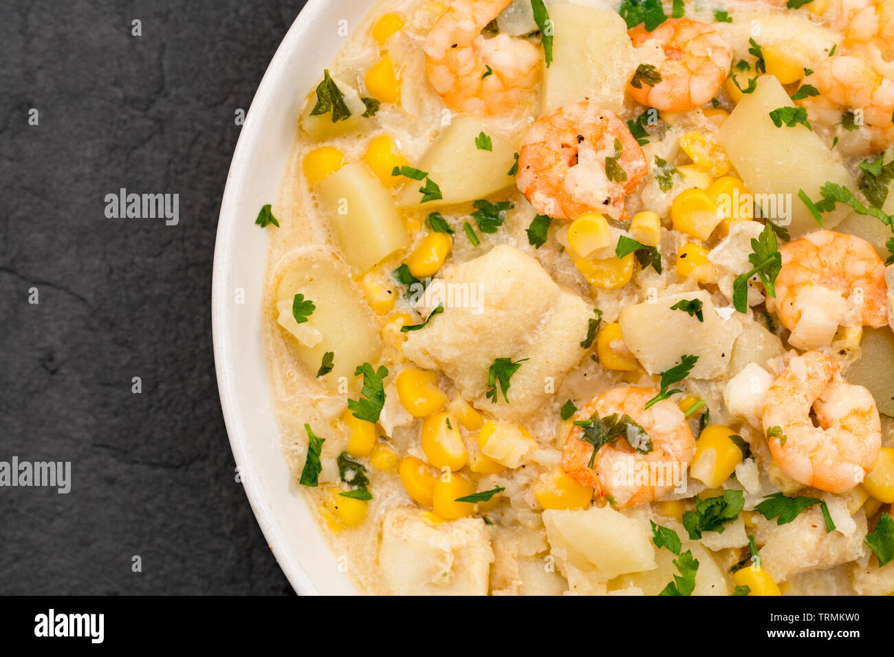 Ein CHOWDER von line-gefangen Pollack Pollachius pollachius, die in den englischen Kanal gefangen wurde und Riesengarnelen gekauft von einem britischen Supermarkt ein Stockfoto