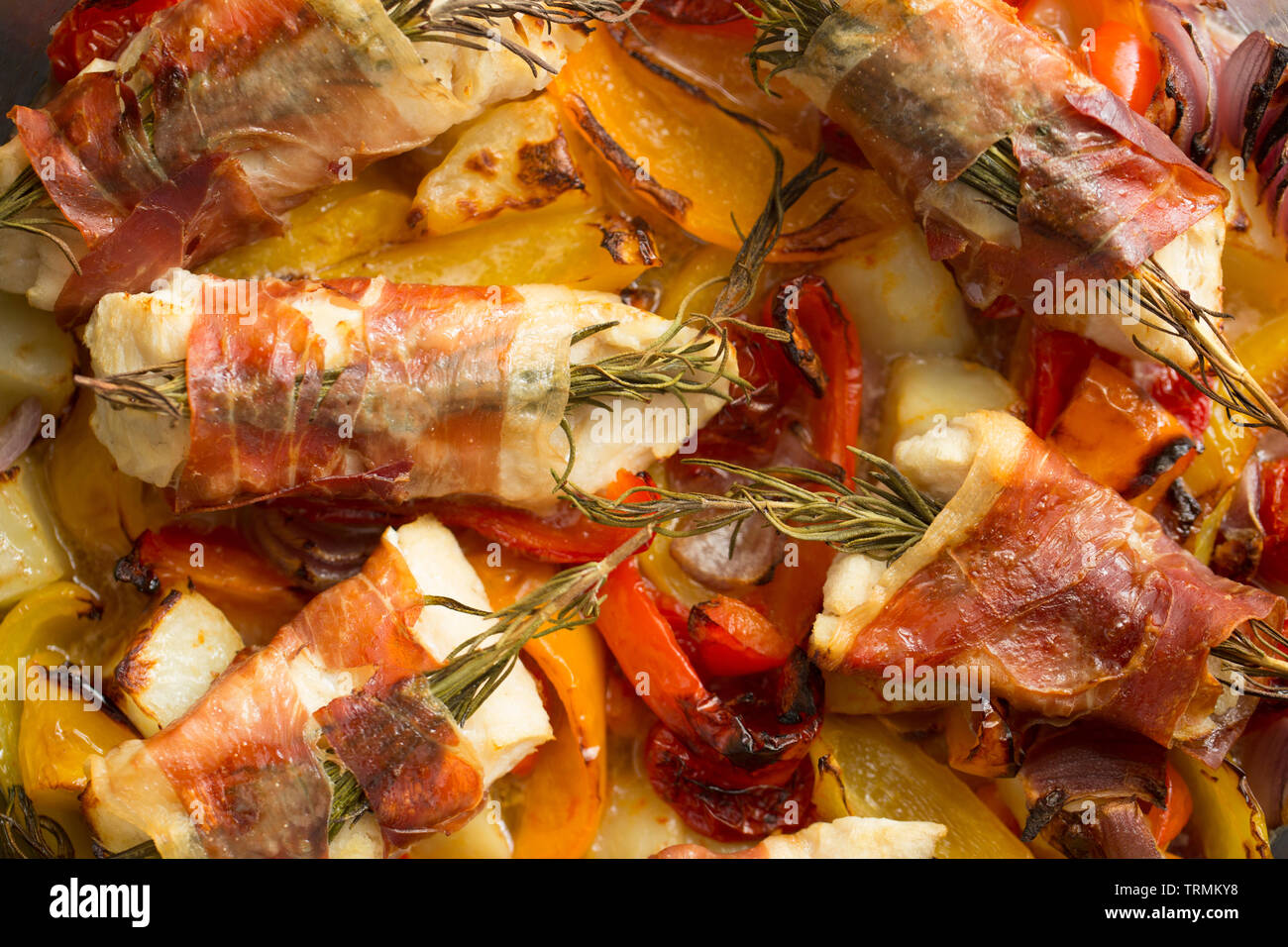 Filets von line-gefangen Pollack Pollachius pollachius, die im Knoblauch und Zitronensaft, bevor in Parmaschinken mit Fre eingewickelt zu werden, mariniert worden sind Stockfoto