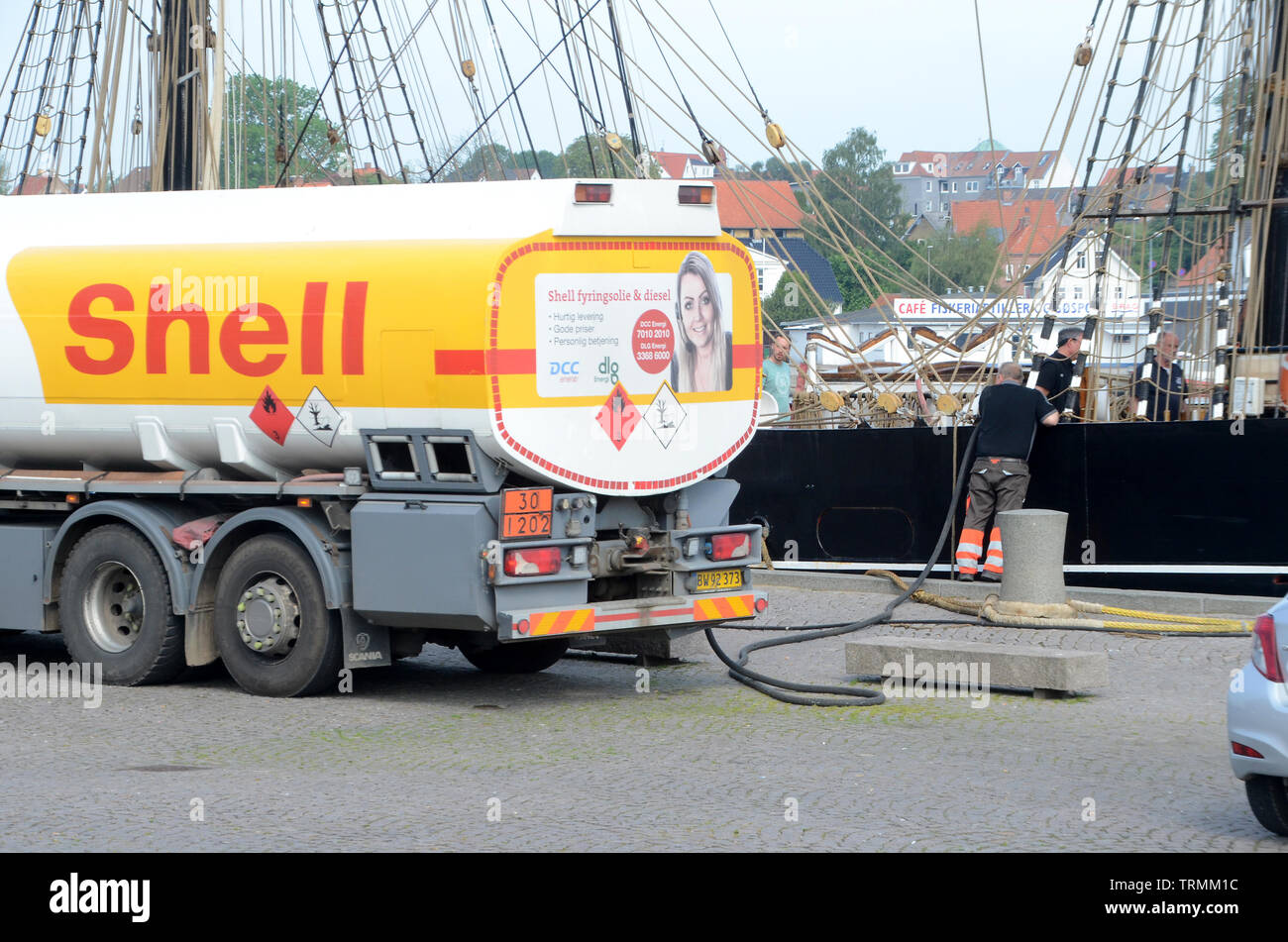 In Sonderborg, Dänemark - Juni 5, 2019: Ein altes Segelschiff erhält mit Shell Heizöl versorgt. Stockfoto