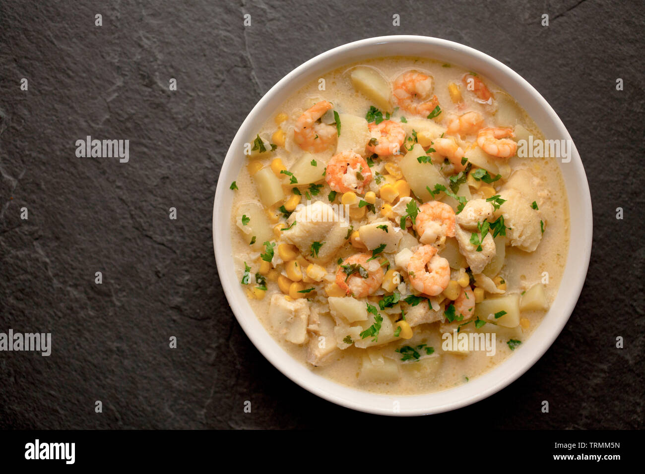 Ein CHOWDER von line-gefangen Pollack Pollachius pollachius, die in den englischen Kanal gefangen wurde und Riesengarnelen gekauft von einem britischen Supermarkt ein Stockfoto