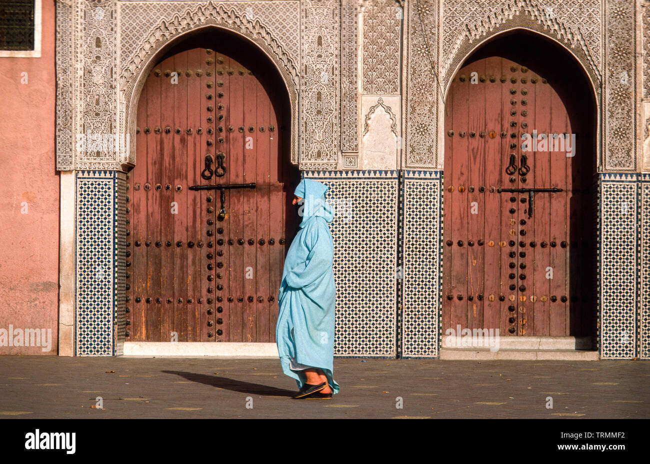Verschleierte arabischen Frau vor der historischen Gebäude, Marrakesch, Marokko Stockfoto