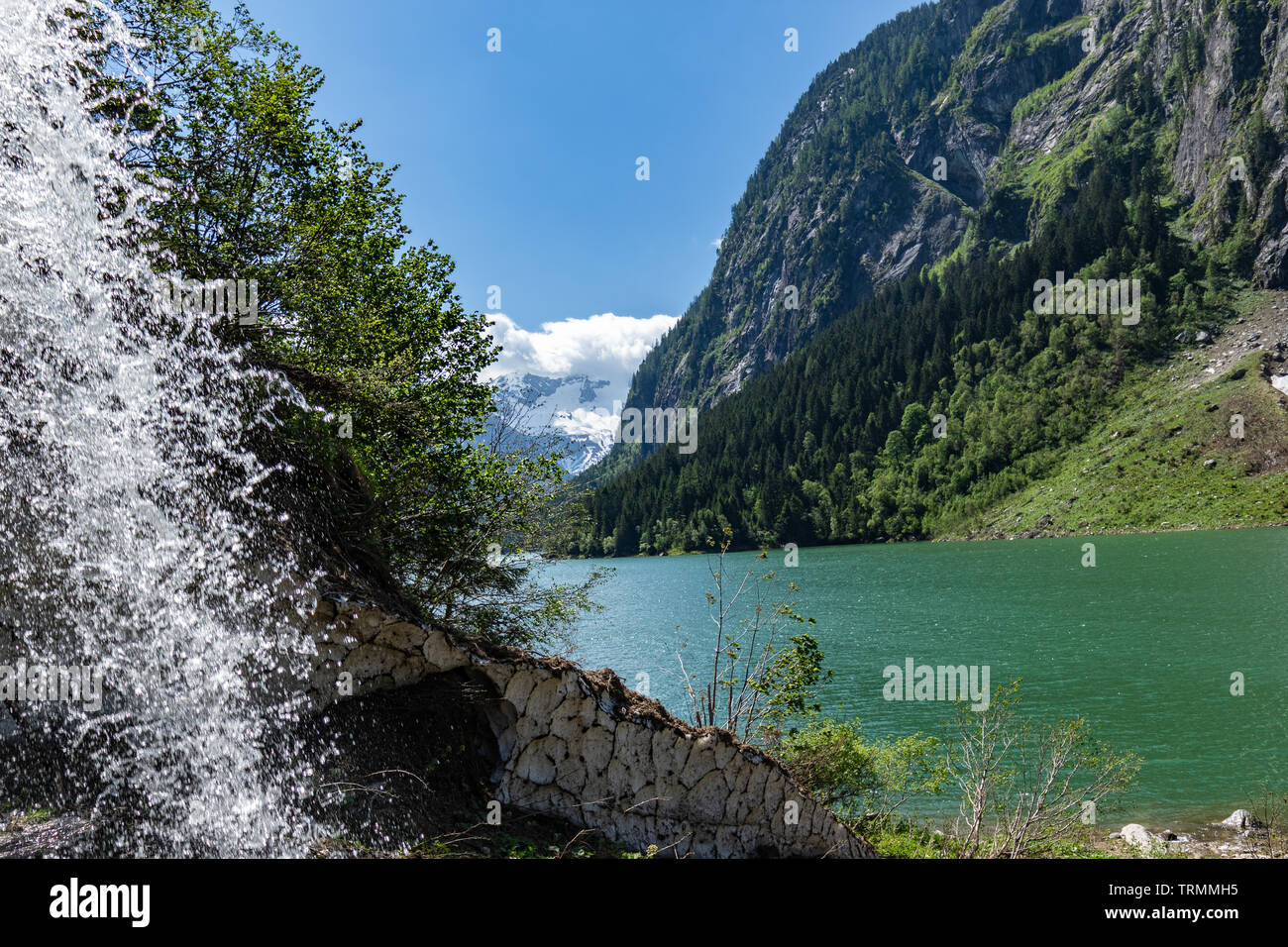 Schmelzwasser fließt schnell im Bergsee. Stillup stillup See, Stausee, Österreich, Tirol Stockfoto