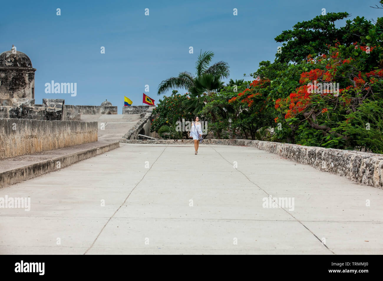 Schöne Frau im weißen Kleid allein gehen an die Wände, die die koloniale Stadt Cartagena de Indias Stockfoto