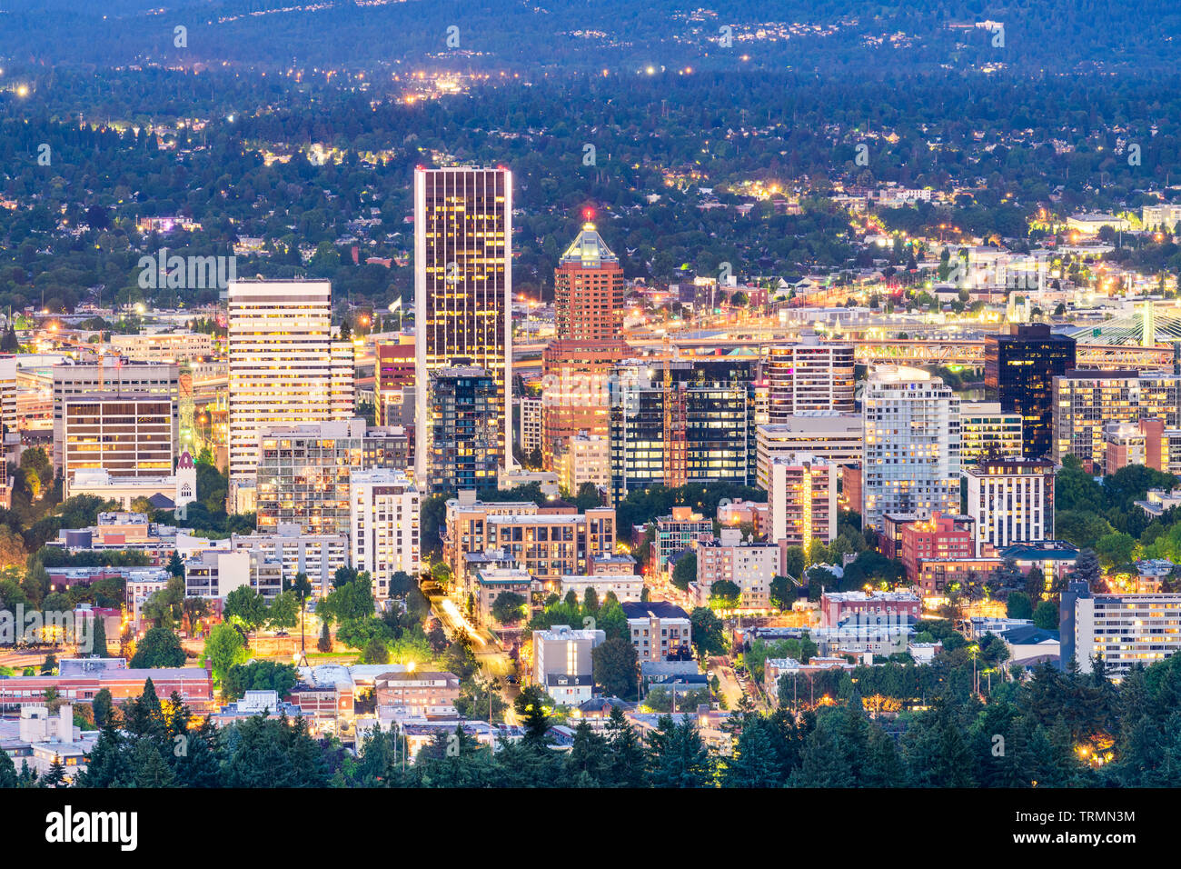 Portland, Oregon, USA downtown Stadtbild in der Dämmerung. Stockfoto