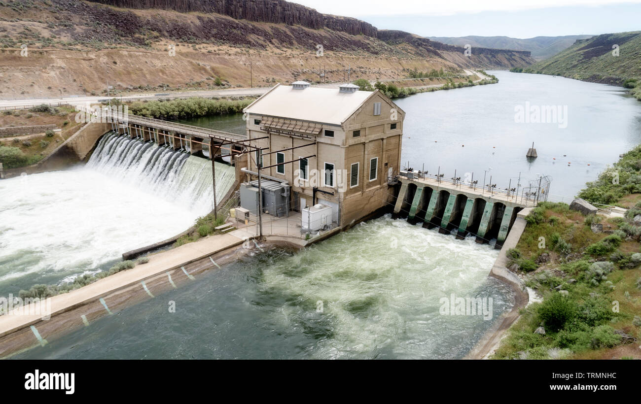 Historische Damm, leitet Wasser für Bewässerung auf einen wilden Fluss in Idaho Stockfoto