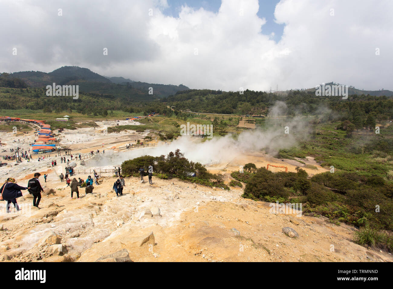 Dieng Plateau, Indonesien - August 06, 2017: Wolken aus Sikidang, Dieng Plateau, Indonesien Stockfoto