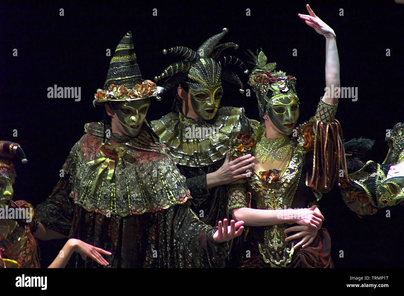 Tänzerinnen und Tänzer in venezianischen Masken - eine unbekannte Ballettaufführung. Tänzer in venezianischen Masken - eine unbekannte Ballettaufführung. Tancerze w maskach. Stockfoto