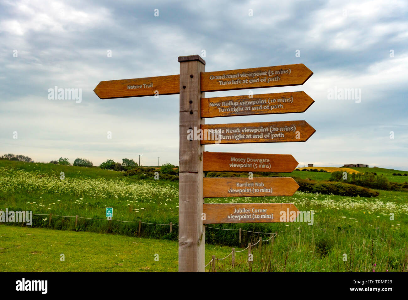 RSPB Bempton Cliffs Wegweiser in der Nähe des Eingangs die Namen und gehen mal auf die sechs wichtigsten Aussichtspunkte entlang der Klippe Stockfoto