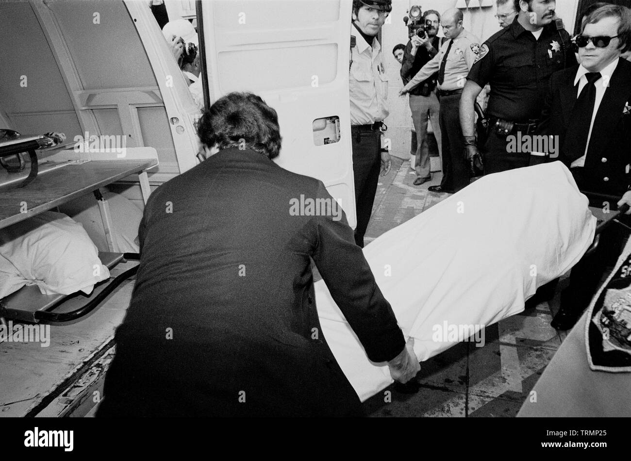 Ermordet San Francisco Bürgermeister George Moscone und Supervisor Harvey Milk stellen vom Rathaus, Kalifornien, 27. November 1978 entfernt Stockfoto