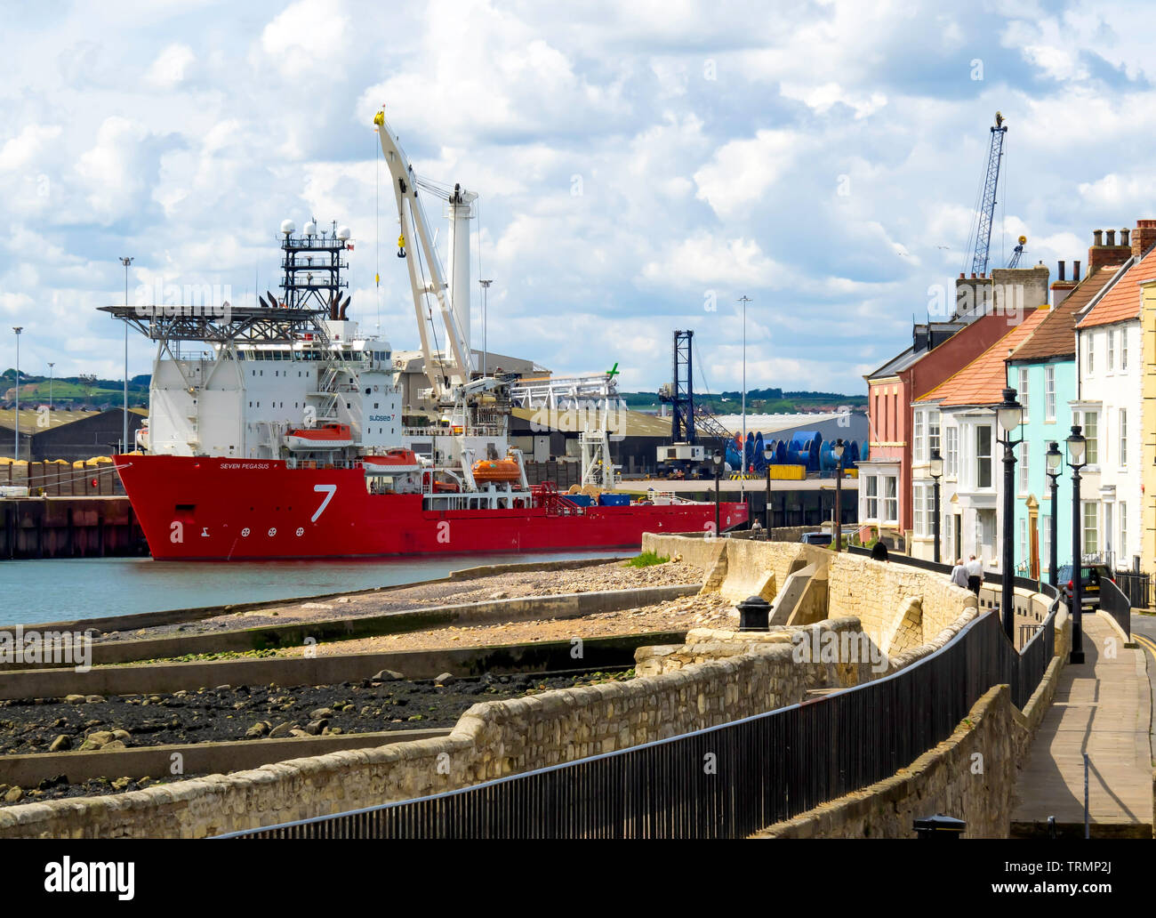 Tauchen Versorgungsschiff SIEBEN PEGASUS IMO: 9392509, durch Subsea 7 im Hafen Hartlepool besaß, vor dem historischen Häusern und dem mittelalterlichen Sea Wall Stockfoto