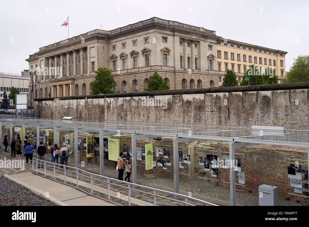 Ein Teil der Berliner Mauer neben der Ausstellung "Topographie des Terrors", eine Ausstellung über den Nationalsozialismus im Zweiten Weltkrieg. Stockfoto