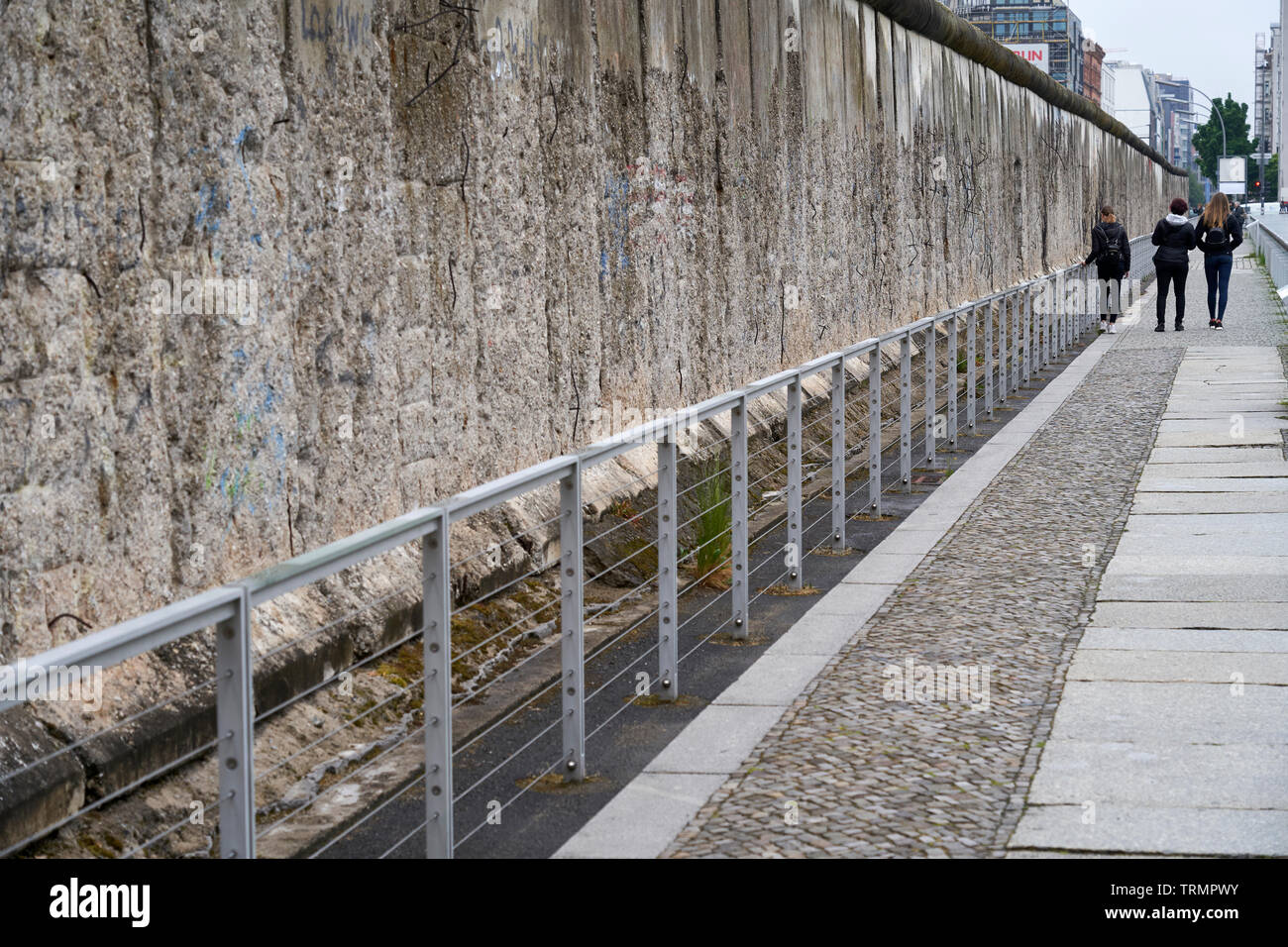 Ein Teil der Berliner Mauer neben der Ausstellung "Topographie des Terrors", eine Ausstellung über den Nationalsozialismus im Zweiten Weltkrieg. Stockfoto