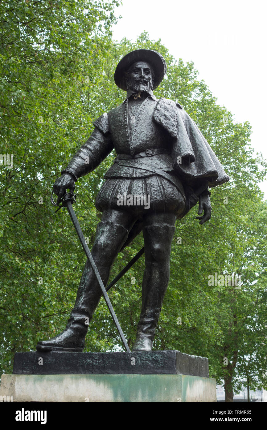 Bronze Statue von Sir Walter Raleigh außerhalb des National Maritime Museum, Park Row, Greenwich Peninsula, London, SE10, Großbritannien Stockfoto