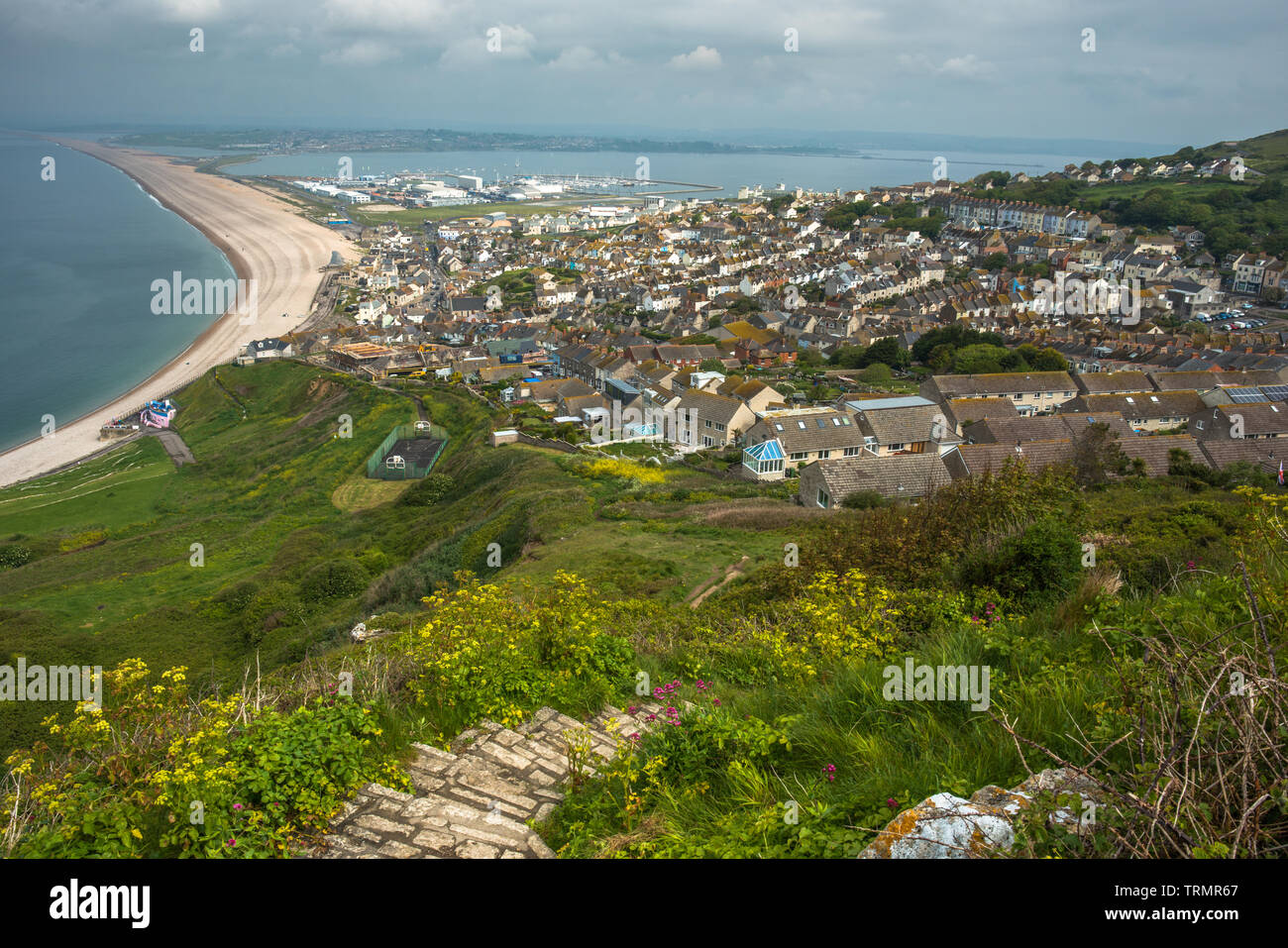 Erhöhte Ansichten aus Portland Höhen auf der Isle of Portland von Chesil Beach und der viilage der Fortuneswell, Dorset, England, Grossbritannien, Europa Stockfoto